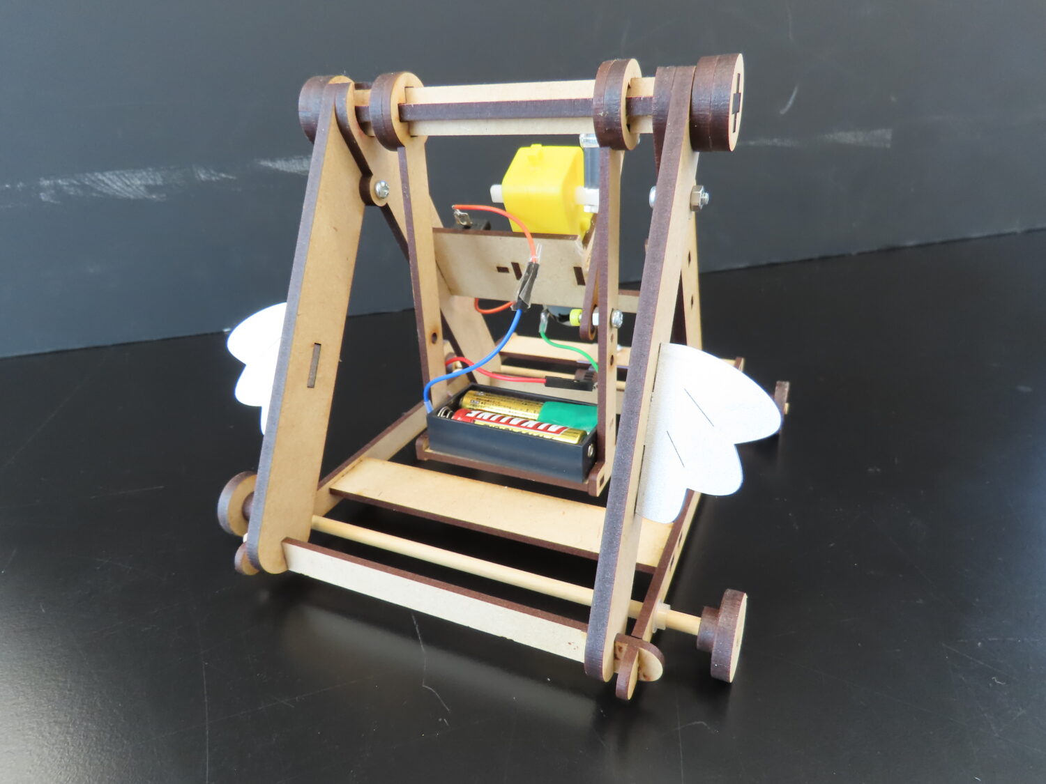 体験教室_「ブランコの前に飛び出す力で動くロボット<ブルンブルン13号>」(事前申込・先着順)